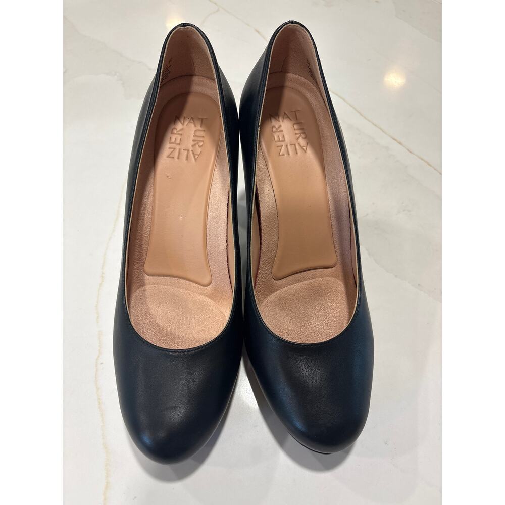 Naturalizer Michelle Pumps women's Size 7 Black Leather Almond toe High Heel